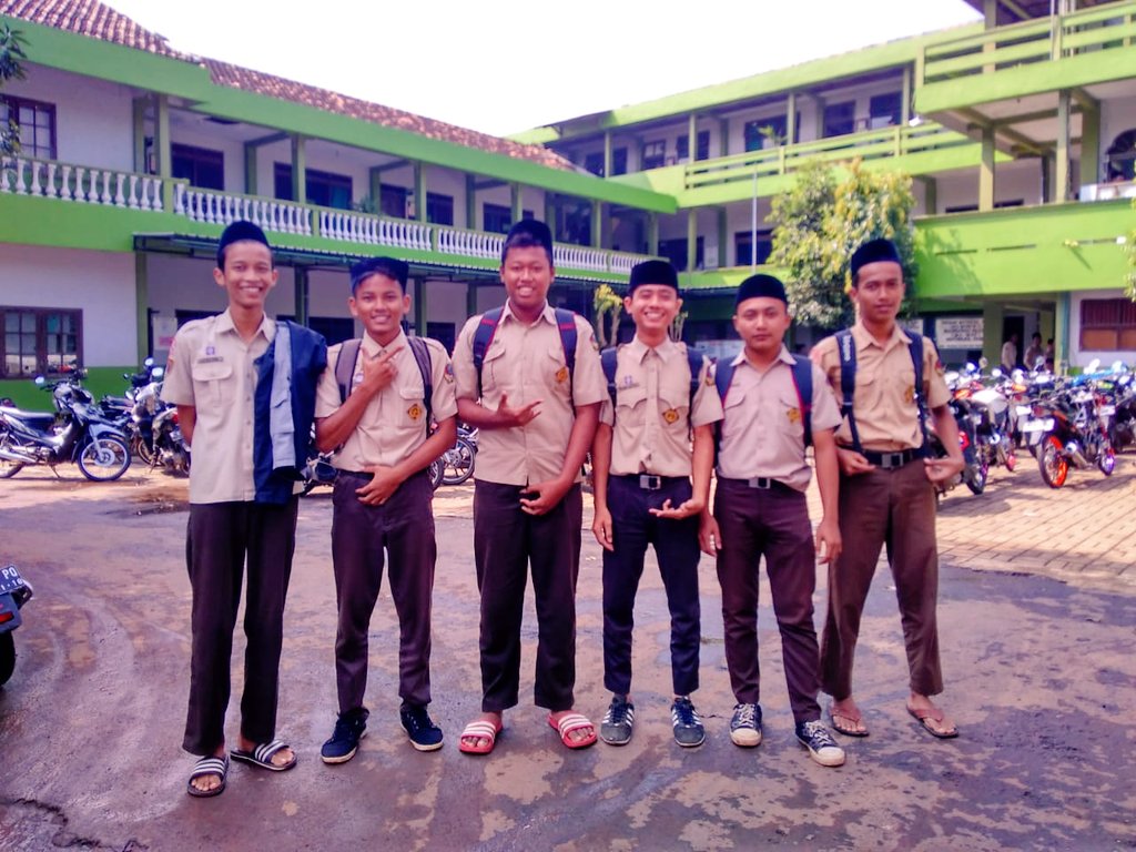 thedambs_'s tweet photo. HBD MH 🎂. KEEP ROCK N ROLL &amp; KEEP ATTACKING YES😉 
#rocknroll #school #malidabugel #malidapunjoljos #hutmalida #LOVEFORYOU #FROMOUR https://t.co/iJrdoyktTU