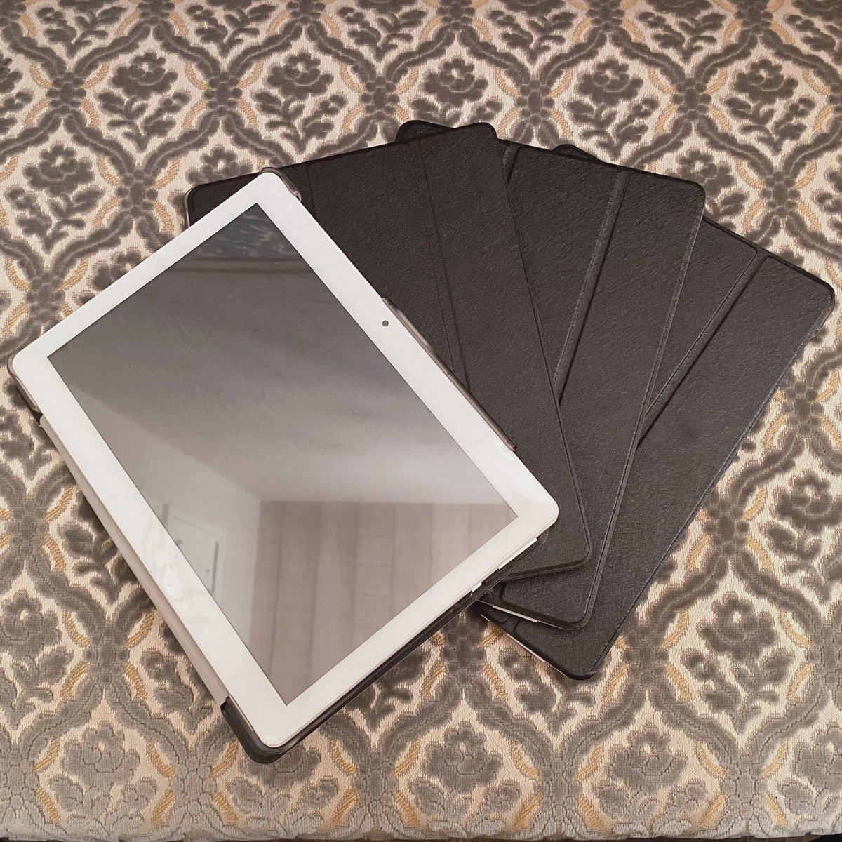scintillerKN's tweet photo. 雑誌を全てタブレットに変更しました。新型コロナウイルスの感染防止対策として、消毒が出来ないのが雑誌です。これなら、お客様がご利用になられた後に消毒出来ます。scintillerは今後も感染防止対策をしていきながら、一人でも多くのお客様に綺麗になって頂く為に頑張っていきます。 https://t.co/dSueda86Y7