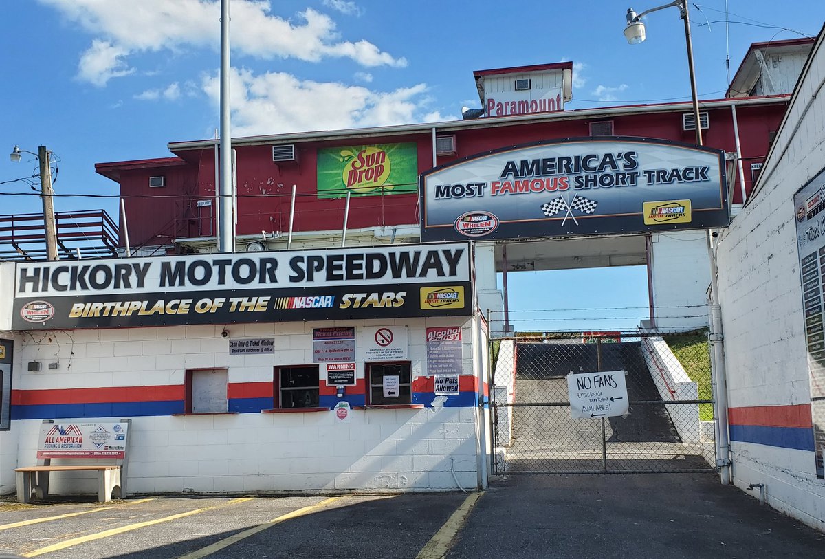 ThePostman68's tweet photo. So...we at @MRNRadio have been asking you to show us your #NASCARTailgate.
Here is mine tonight, @hickoryspeedway is not allowed to have fans in the stands; but they have a drive-in area.
@REradioz
#AskMRN https://t.co/bMHE4T2q49
