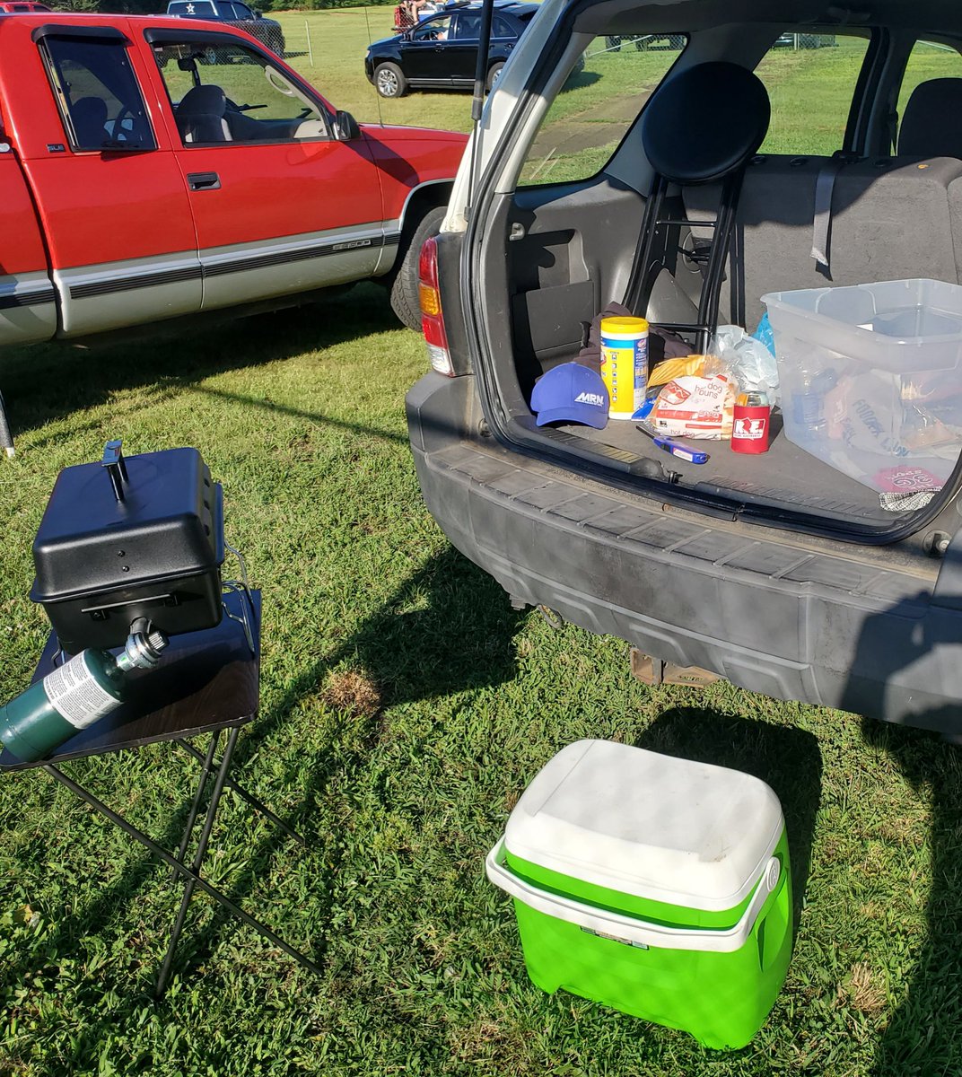 ThePostman68's tweet photo. So...we at @MRNRadio have been asking you to show us your #NASCARTailgate.
Here is mine tonight, @hickoryspeedway is not allowed to have fans in the stands; but they have a drive-in area.
@REradioz
#AskMRN https://t.co/bMHE4T2q49