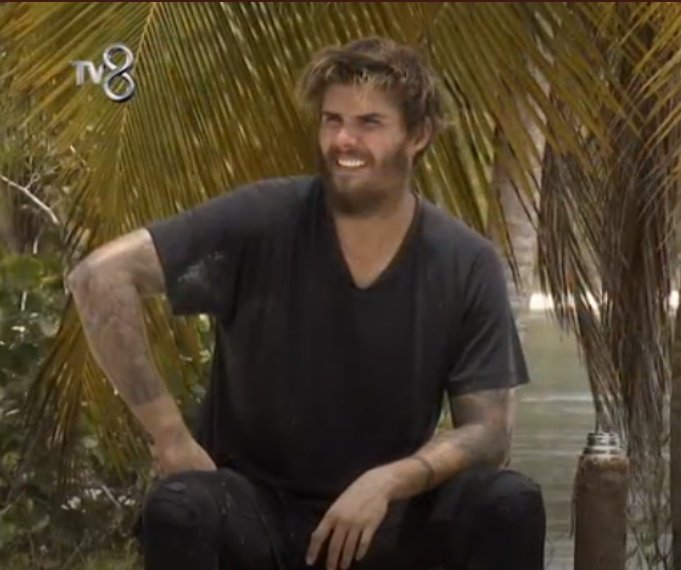 Benim anlamadığım tek nokta var bu seneki survivor da herkes kilo verirken barış nasıl kilo almış almak vermekten daha zor survivor da amk😂
#survivo2020 
#survivor2020