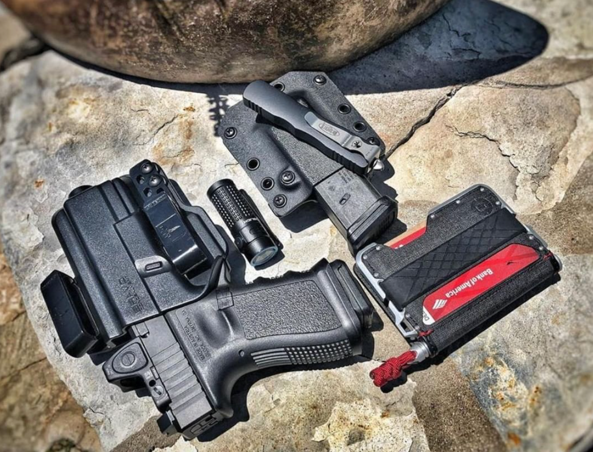 BravoHolsters's tweet photo. Afternoon Carry⠀
Picture by @texas_tactical_taco⠀
#glock19 #customglock #9mm #2a #comeandtakeit #microtechknives #microtechdirac #bravoconcealment #magpul #olight #dangowallet #pewpewlife #pewpew #texassheepdog #otf #texasleo https://t.co/9GDdmI1DdE