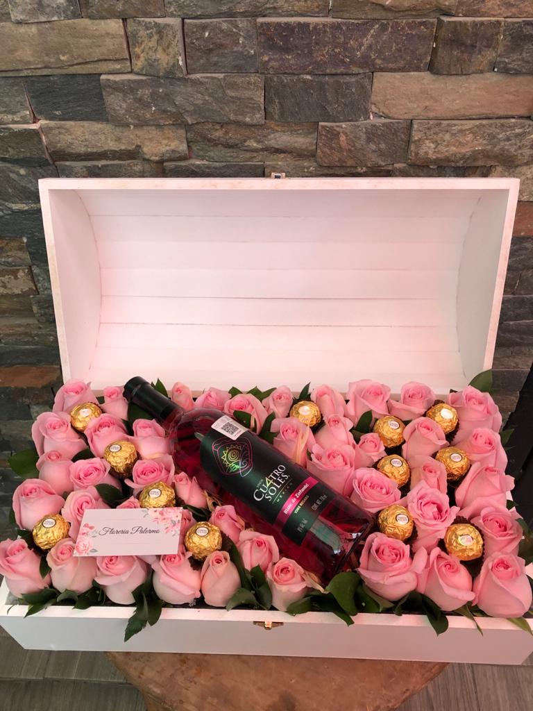 FloreriaPalermo's tweet photo. Nuevo producto • Cofre con rosas + vino rosado + chocolates • Envios a domicilio CDMX Y ÁREA METROPOLITANA @painalton_bm 
#CEDAadomicilio #enviaflores #rosas #ConsumeLocal https://t.co/pvTTojmcId