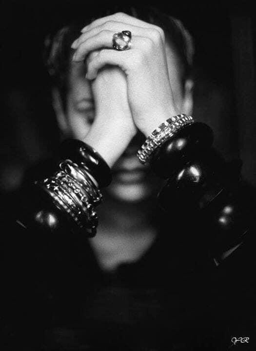 Hoy lloran

Mis manos pobladas
de promesas al viento
y de tus canciones
que me hacían suspirar.
La mùsica y la poesía,
hoy lloran
himnos de amantes
que no han sabido 
ni querido amar

Mané Castro Videla