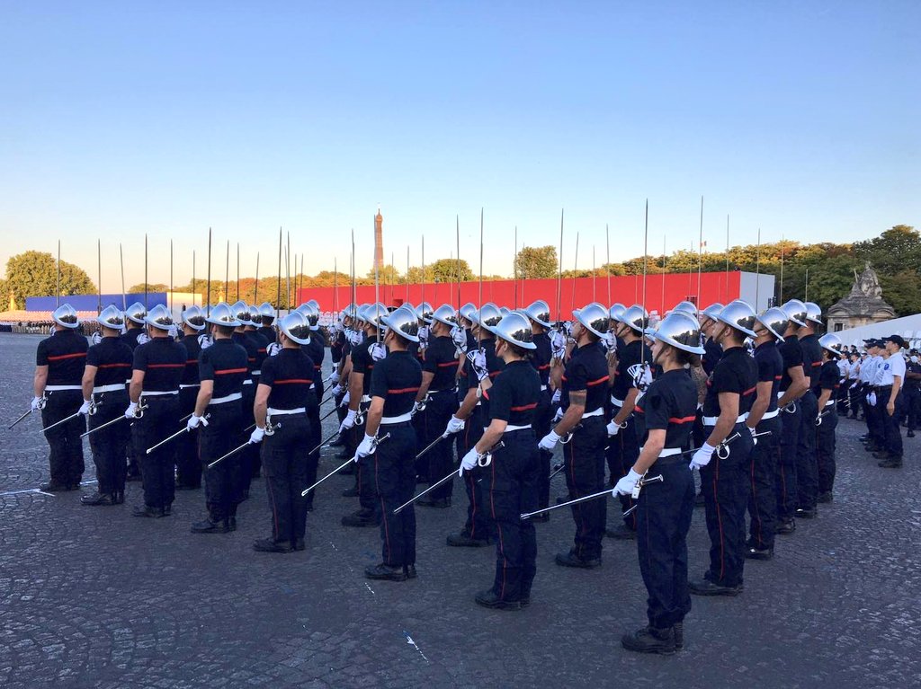 ENSOSP's tweet photo. #14juillet 🇨🇵 J-2
🎶 Il est 5 heures, #Paris s'éveille🎶 et nos officiers de sapeurs-#pompiers prennent leurs marques aux côtés de l'Ecole nationale supérieure de la @PoliceNationale. https://t.co/9uvpzNEM3k