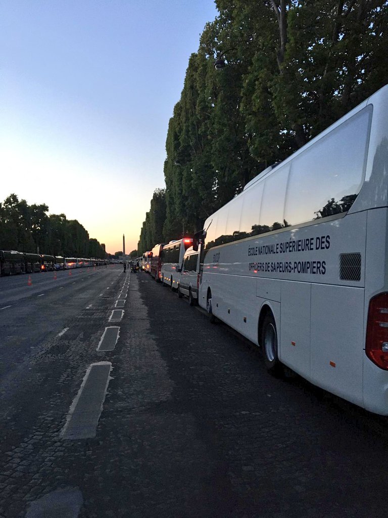 #14juillet 🇨🇵 J-2
🎶 Il est 5 heures, #Paris s'éveille🎶 et nos officiers de sapeurs-#pompiers prennent leurs marques aux côtés de l'Ecole nationale supérieure de la <a href="/PoliceNationale/">Police nationale</a>.