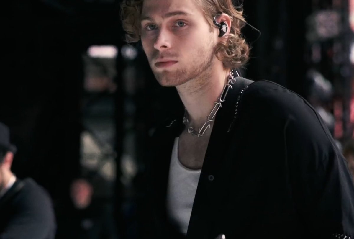 luckiIyluke's tweet photo. luke hemmings. that’s it. that’s the tweet. https://t.co/iOOHDpFpiA