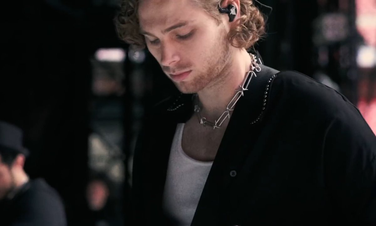 luckiIyluke's tweet photo. luke hemmings. that’s it. that’s the tweet. https://t.co/iOOHDpFpiA
