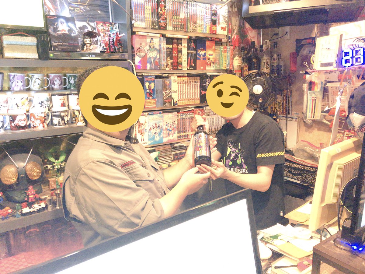 anti_element's tweet photo. 【祝!サブカルバーAE 10周年】
いやぁ、あっという間ですね。
10年前に私が初めて来店した時はあんなに親切に対応してくれたのに、今じゃウーロン茶頼んだだけで「めんどくせぇ」な態度。
なにトランスフォーマーで遊んでるんですか!!
まぁいいや、とにかく、おめでとうございまーす🤔
#barAE https://t.co/qW9ZFnxMQX