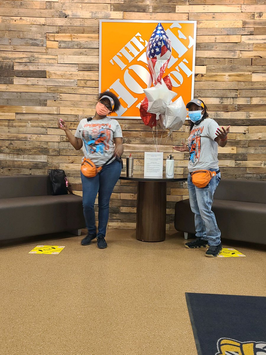 SHolsendolph's tweet photo. Our associates and leaders are twinning it up for twin Day on Key 4👭🏾👫🧡 #key4vibes #TwinDay @HomeDepot5085 @OttoJohnson3 @Brandi_Mathis84 @adam011977 @JacobiBrown7 https://t.co/zhjlalEAKC