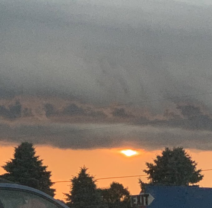 Crazy sunset and a storm is rolling in https://t.co/VAo8JBY4nP<a href="/tag/christmastree"class="tags"><span>#christmastree</span></a>