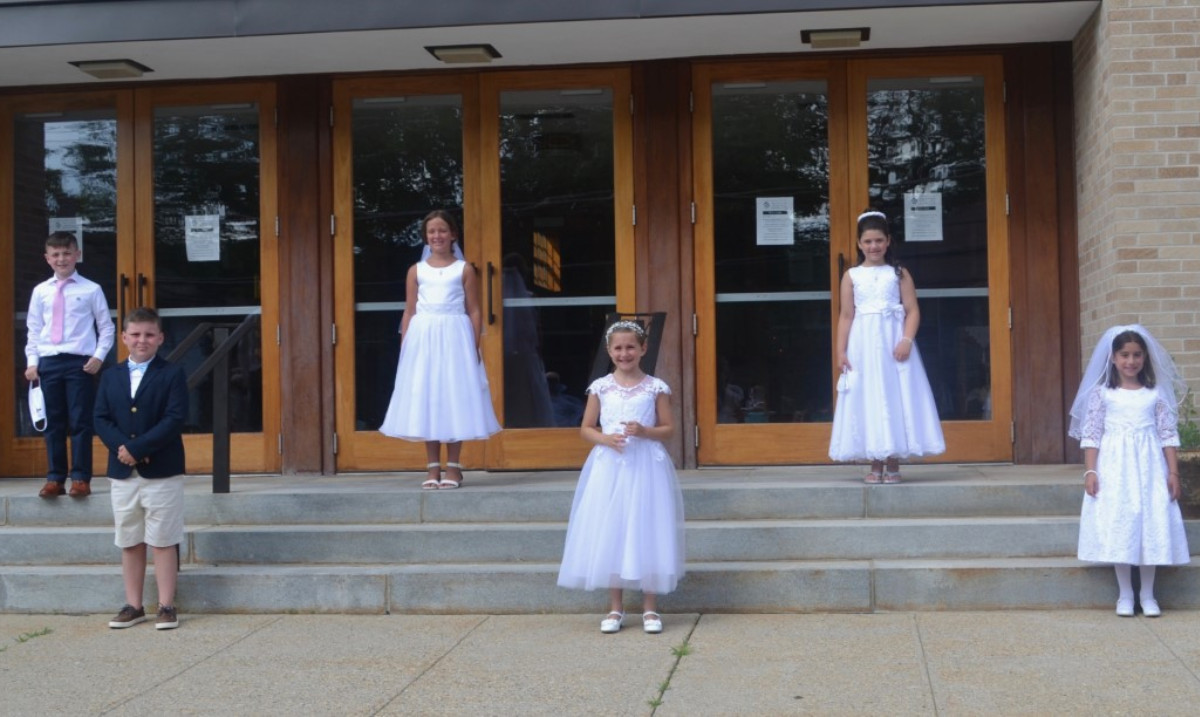 SacredHeartMA's tweet photo. Congratulations to our 6 young people who made their First Eucharist today! #FirstCommunion2020 #FIrstEucharist https://t.co/KUYiUq1y5o