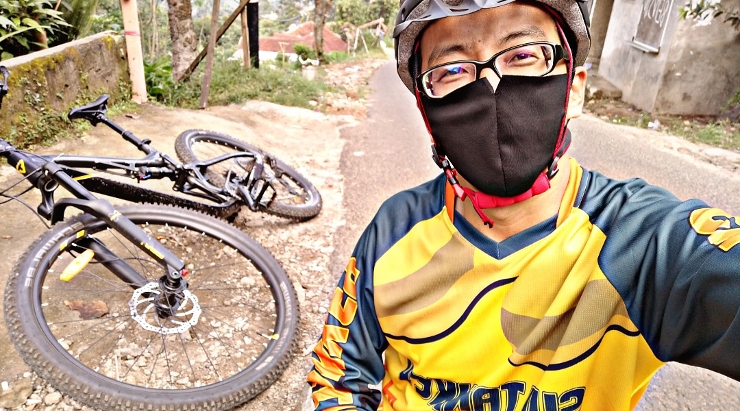 "Jika ada kalah kalah kata di chating 😝 masih ada story untuk menyinyir dan memperjuangkan pembenaran idealis kita" - Om Key😝
Amfun Bos ah nanjak...mau pulang order ojol, sapeda ditinggalkeun sieun leungit 😝😝😝