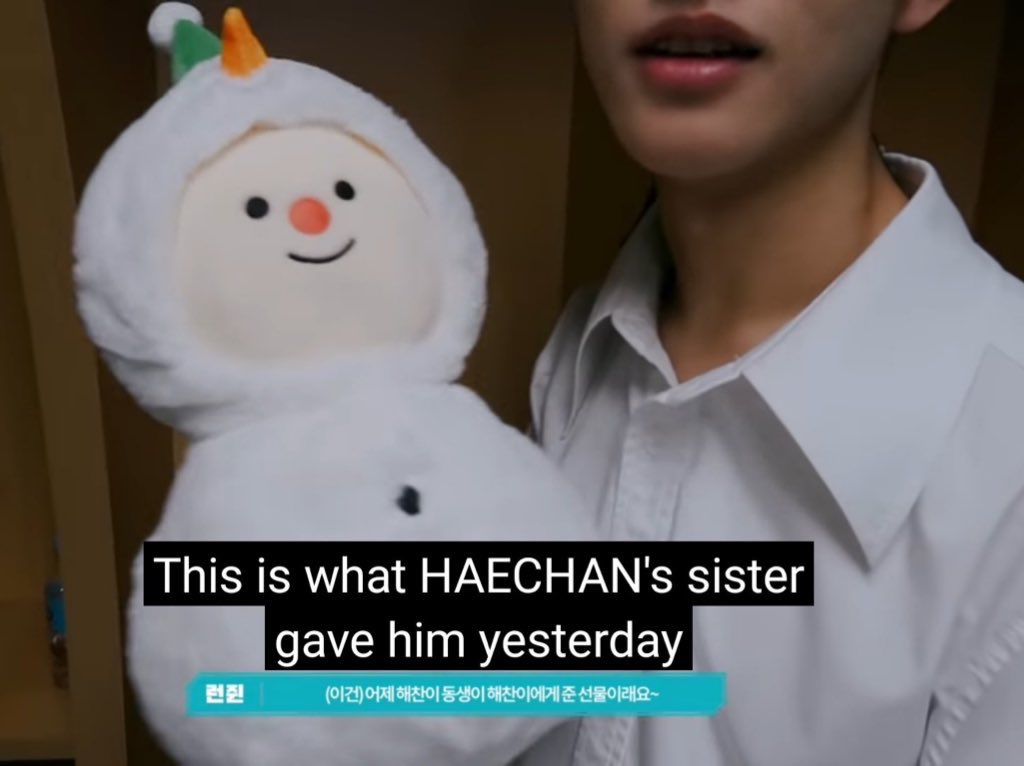 heyhaechan's tweet photo. haechan's sisters absolutely adore him, they gave him a decorated phone case which had 4 bears with a heart on it to represent all of them &amp; full sun and they also came by his concert and gave him a stuffed toy. i hope he's having so much fun seeing them at home 🥺 https://t.co/kaL7EMfQP8