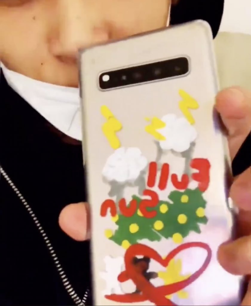 heyhaechan's tweet photo. haechan's sisters absolutely adore him, they gave him a decorated phone case which had 4 bears with a heart on it to represent all of them &amp; full sun and they also came by his concert and gave him a stuffed toy. i hope he's having so much fun seeing them at home 🥺 https://t.co/kaL7EMfQP8