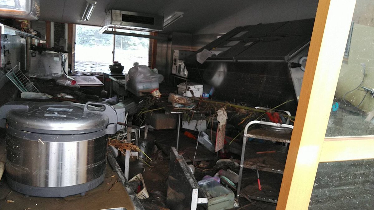 mmmak5191's tweet photo. 今回の豪雨災害で被災したかわたけ保育園です。みんなの思い出がつまった園舎、散歩道。園舎は残っていますが悲惨な状態です。どうか先程のツイートの拡散をよろしくお願い致します😭🙇🏻‍♀️ https://t.co/SFmlatmtmh