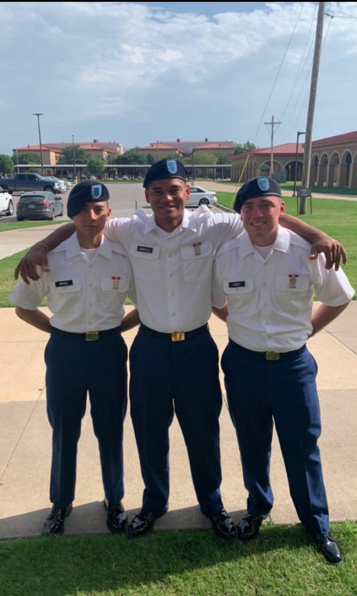 KeithHurst18's tweet photo. Life long bonds made in a relatively short time.  I'm proud of my boy and his new friends. #armystrong https://t.co/VKC0T6QPDQ