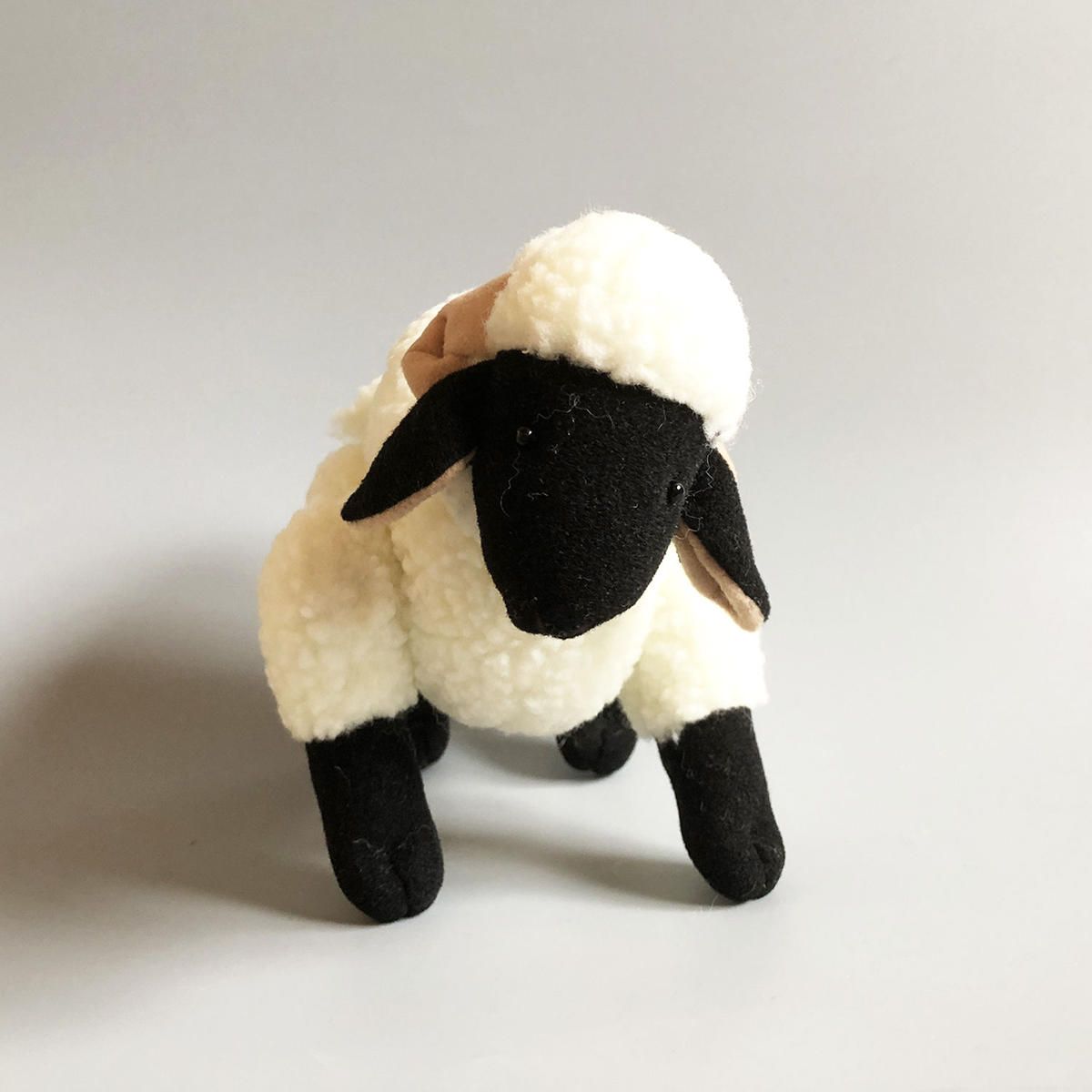 Ar Twitter Now On Sale New Blacknose Lamb ぬいぐるみ 770 税込 T Co Ziybyryfiy 顔が真っ黒で どこに目があるかわからないかわいい羊 シュバルツナーゼのぬいぐるみ 別名blacknoseとして有名です 黒地に黒の目なので とても見えにくいところは