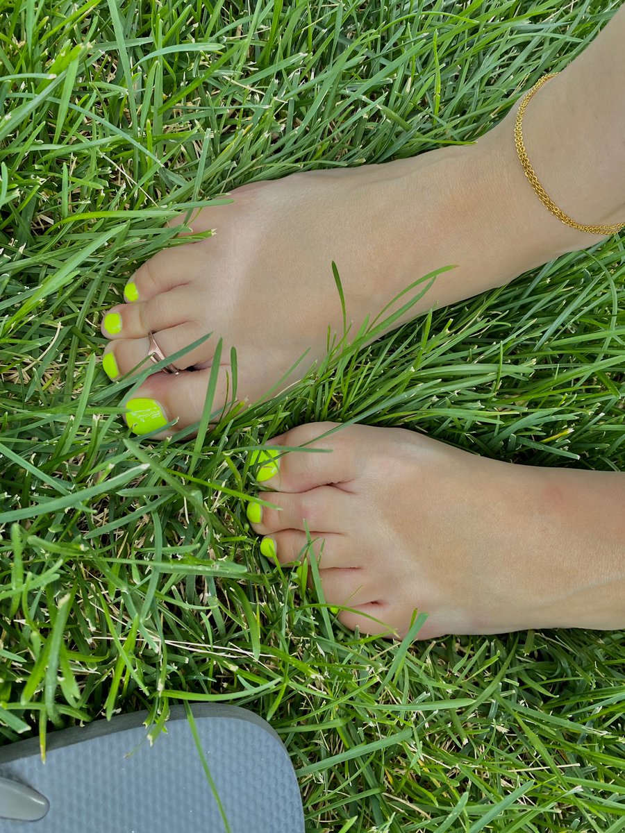 tentoes59205129's tweet photo. My feet aren’t the only things with tan lines 😉😉 https://t.co/smReRlkfb1
