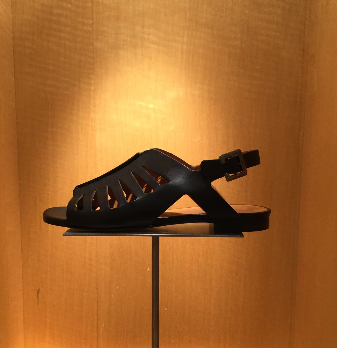 バーニーズ ニューヨーク 横浜店より パリのシューズブランド ロベールクレジュリー 上質なレザー素材を使用してフランス国内で作られるシューズは 構造的なシェイプが特徴の靴が多く ヒールとブロックが印象的 バーニーズニューヨーク横浜