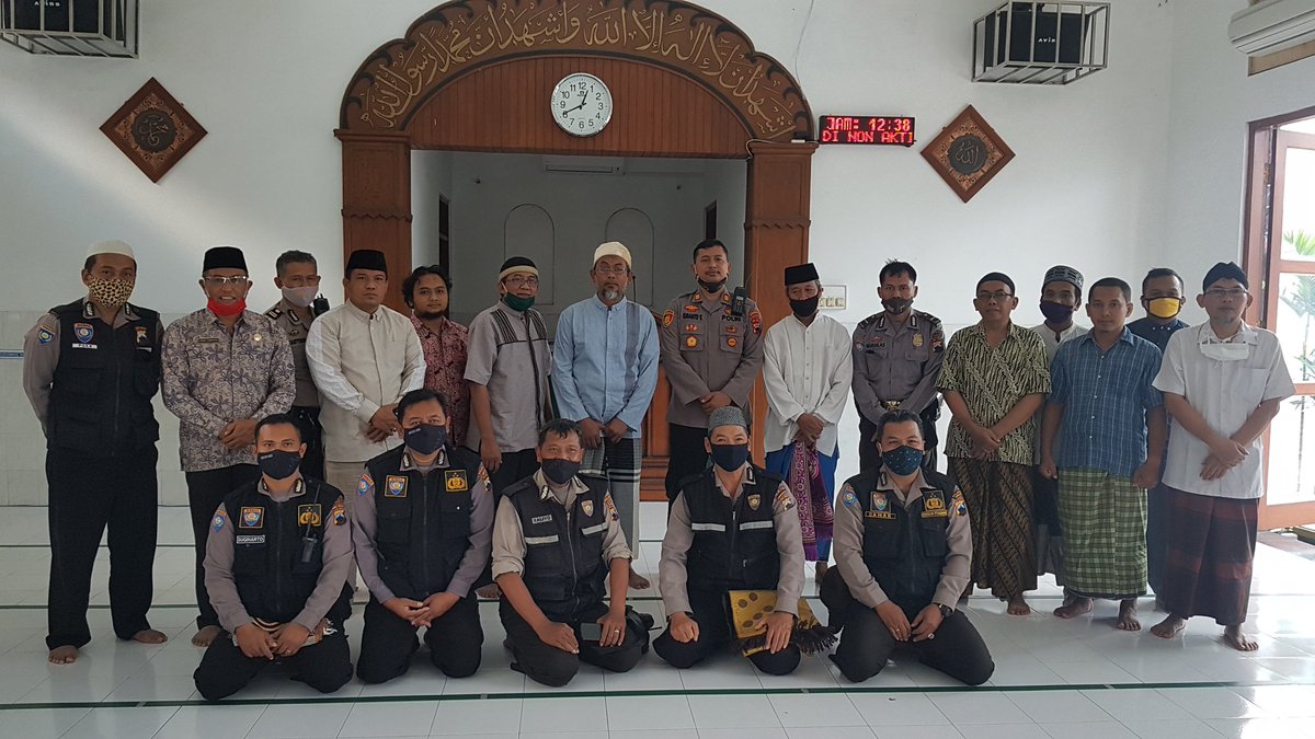 whyhar's tweet photo. Jum'atan (10/7/20) di Masjid Muniroh - Tegalrejo Sondakan sekalian bersilatutahmi dengan  Kapolsek Laweyan AKP. Ismanto Yuwono yang secara khusus nyambangi  Takmir Masjid Muniroh. Kedatangan Pak Kapolsek tentunya  bermanfaat bagi warga Tegalrejo Sondakan. 

One day one knowledge. https://t.co/r1kGSIA4Mq