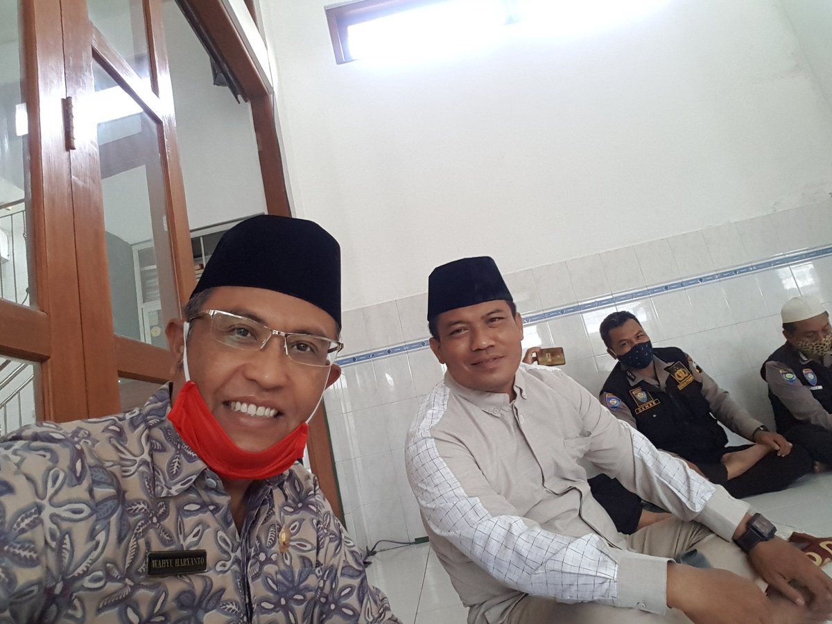 Jum'atan (10/7/20) di Masjid Muniroh - Tegalrejo Sondakan sekalian bersilatutahmi dengan  Kapolsek Laweyan AKP. Ismanto Yuwono yang secara khusus nyambangi  Takmir Masjid Muniroh. Kedatangan Pak Kapolsek tentunya  bermanfaat bagi warga Tegalrejo Sondakan. 

One day one knowledge.