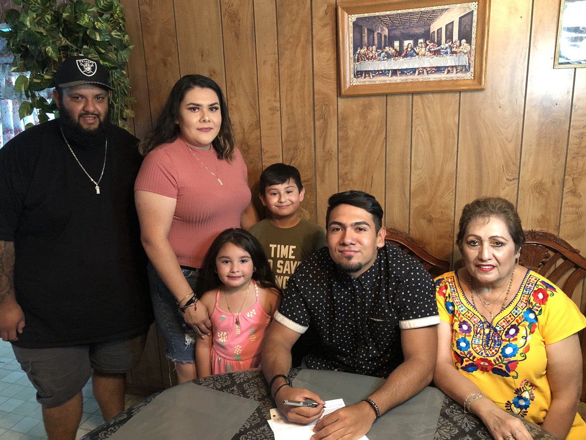 Sanch3z_18's tweet photo. More than excited to begin the next chapter in life, to my next home at The University of Arkansas at Pine Bluff. Thank you to @CoachAR_UAPB for giving me this opportunity. Esto es todo para ti mamá❤️ @hamilton_bryon @CoachCT58 https://t.co/WD1CkzDiid