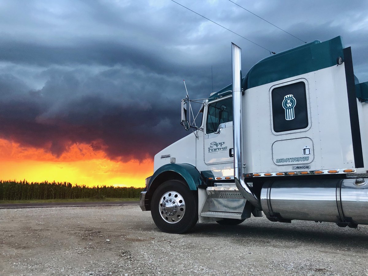 SippKevin's tweet photo. Stormy night! https://t.co/cu4rZWiQBa