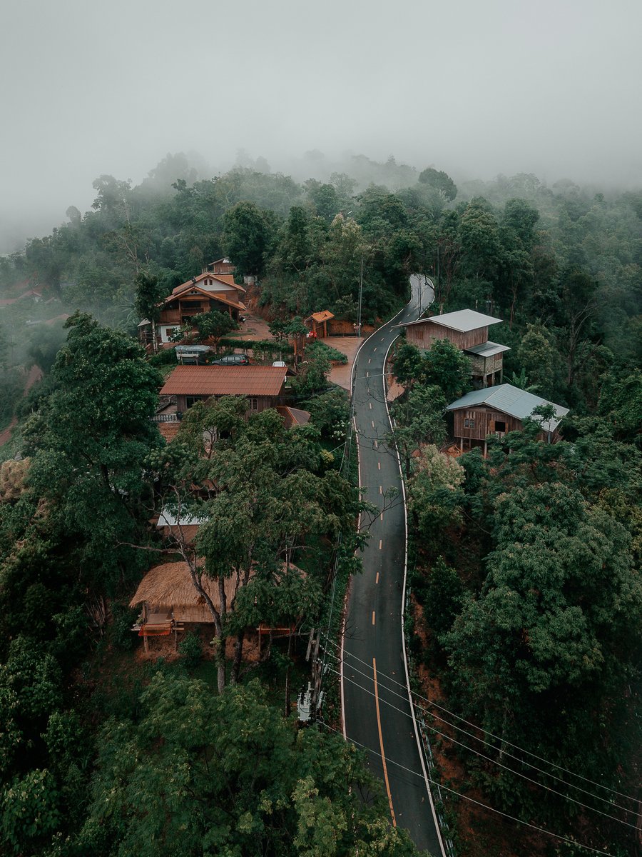 KonTraveller's tweet photo. #ดอยสกาด อยู่ใน อ.ปัว จ.น่าน บนเทือกเขาดอยภูคา ชุมชนเล็กๆที่เรียบง่ายอยู่ท่ามกลางธรรมชาติ มีวิวทิวทัศน์หุบเขา บรรยากาศเงียบสงบและเย็นสบายตลอดปีห่างจากอ.ปัว 22 กม. เส้นทางของถนนที่โค้งไปมามีชันบ้างในช่วงสุดท้ายและถนนลาดยางทั้งเส้นรถทุกชนิดสามารถสัญจรได้ 
#ReviewThailand #น่าน https://t.co/CDZXtZBGYJ