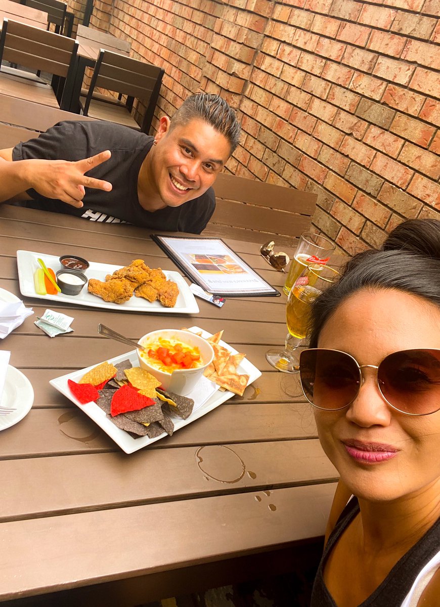 RoweSantos's tweet photo. After @bramptondtbia @BramptonDowntwn #FarmersMarket went Patio hopping w/old Aquinas high school buddies at some fave spots in #Brampton: @KeenansPub @NINE18CA #AriaRestaurant #SupportLocalBrampton https://t.co/R474ym7Nmd