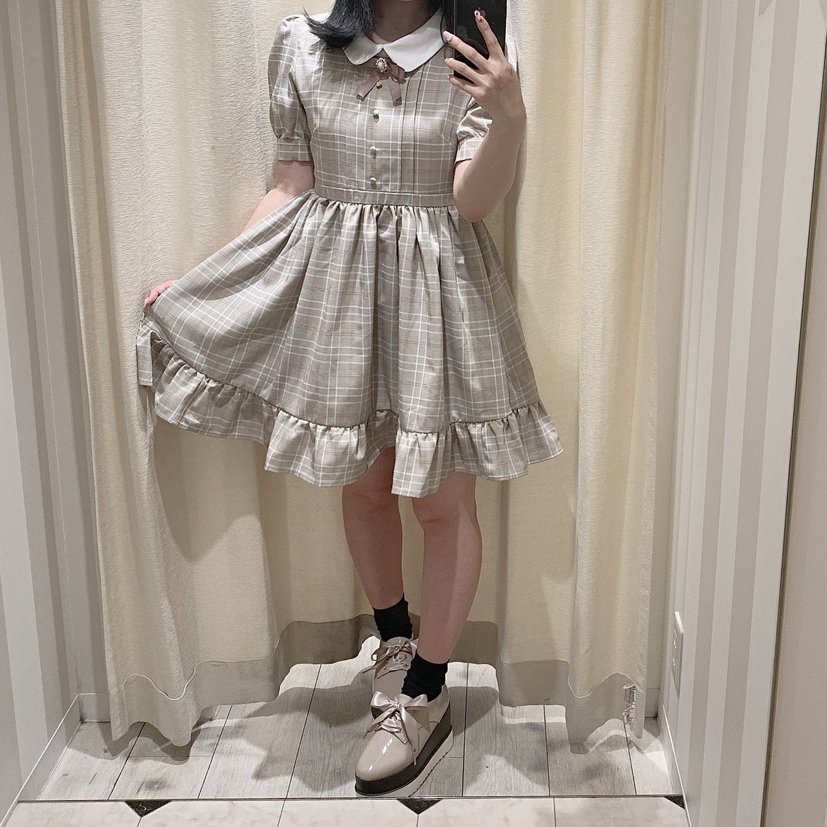 Evelyn 天王寺店 Vフリルタックエリop 大人気ですぐに完売してしまったopが半袖ver となって入荷しております 裾のフレアが動くたびにひらひら動いてとてもかわいいです お色も3色展開で双子コーデにもおすすめですよ 着用staff