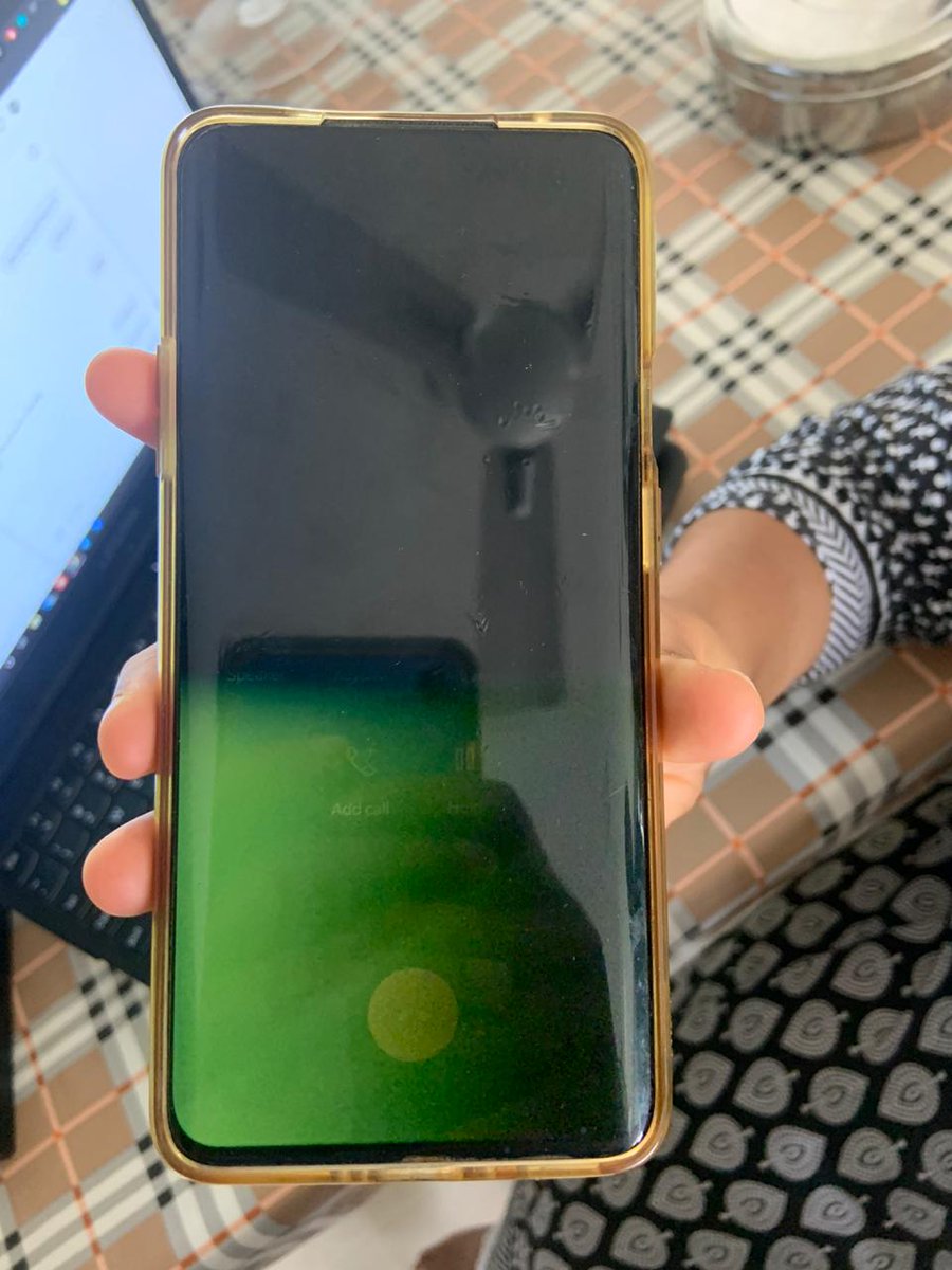 SharviChavan's tweet photo. Today, out of the blue, (or should I say green!) while I was simply texting on my #OnePlus7Pro, the display decides to stop working. There was no impact/ physical damage that caused this
@OnePlus_IN #OnePlusNord #OnePlus https://t.co/uYvM9f92jZ