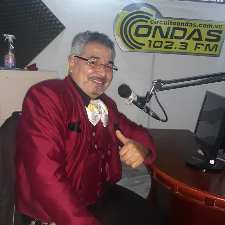 MOroyPlata's tweet photo. Haciendo publicidad en la Radio 102.3 FM desde Mucuchies. Llevando buena música mexicana en vivo. https://t.co/p527n3aidl
