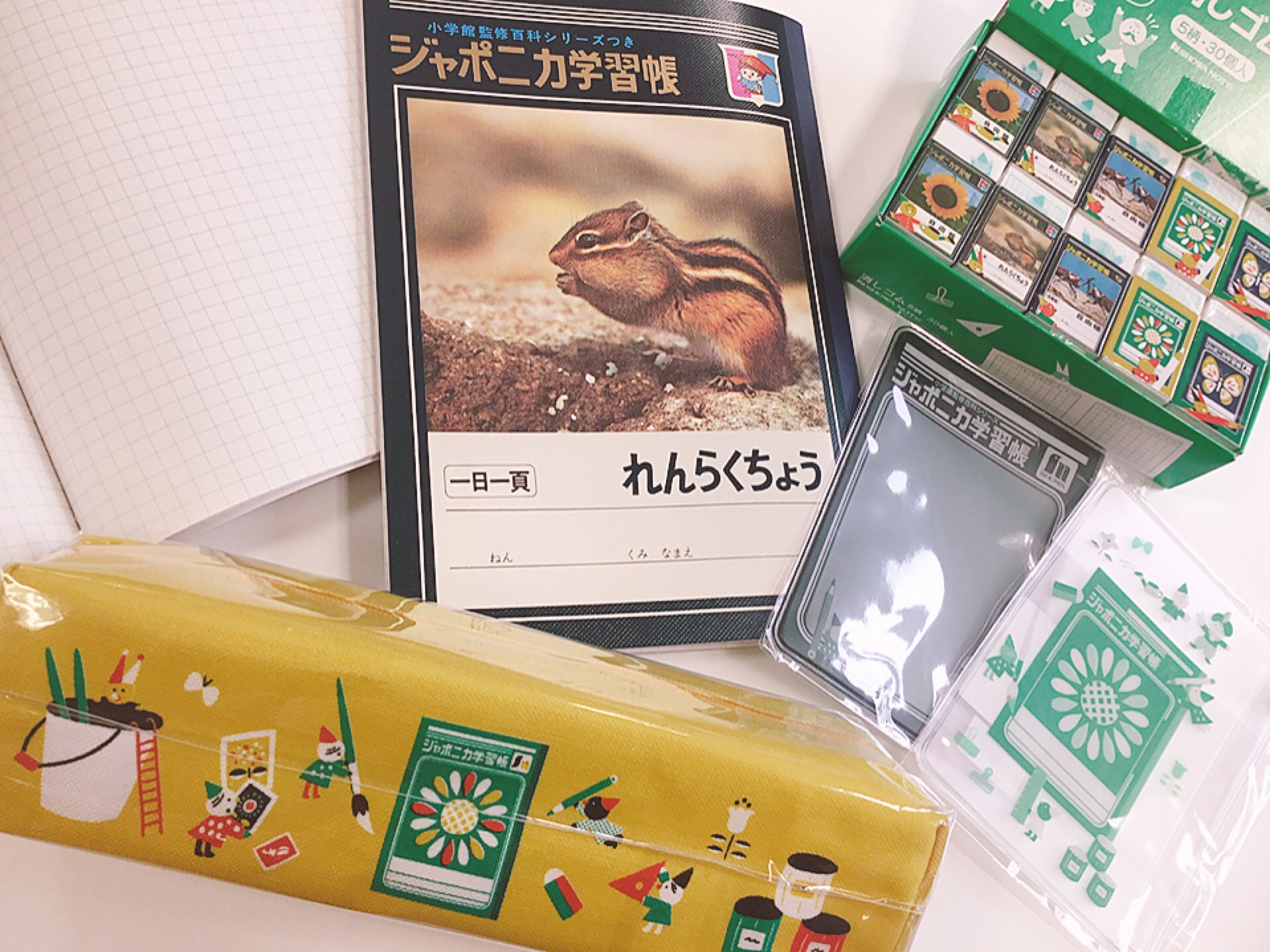 長島文宝堂 Conte ジャポニカ学習帳文具シリーズ第２弾が入荷しました 今回は小さいキャラクター達が文房具を片手に大忙し スライダーケースは透けているので オリジナルの表紙にカスタマイズ出来ますよ ショウワノート ジャポニカ