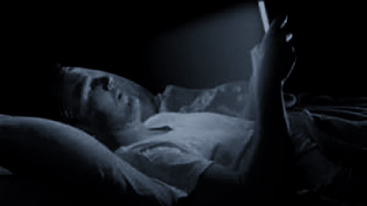 الفقد ! ھو آن تضيء ھآتفك مره كل دقيقه بـ حجة معرفة الوقت ..!!.