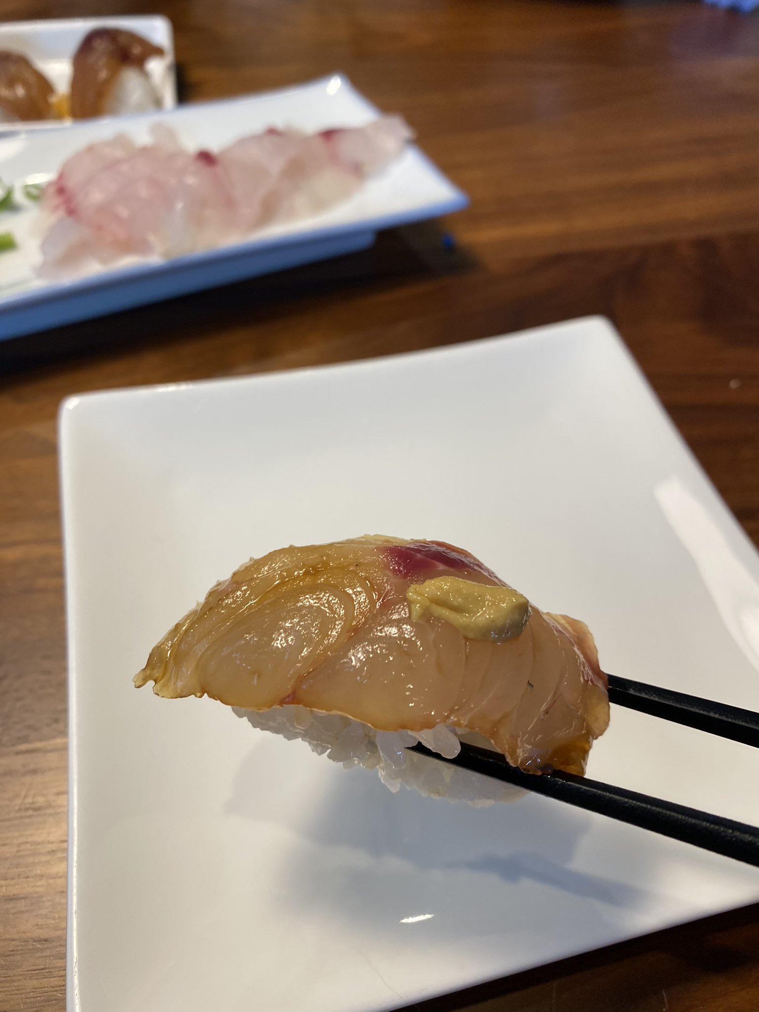 まこっちゃん ウメイロ ムロの島寿司 ウメイロ塩焼きと刺身 ウメイロのアラとカンパチのモツ ムロの卵の味噌汁 ムロの残りは干物 手前のちっこいムロは誰かが俺のクーラーにいつの間にか入れてたんだけど鮮度がわからんからどうかなー T Co