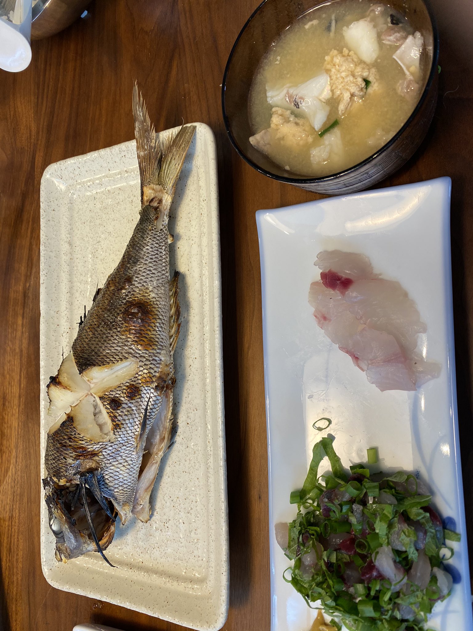 まこっちゃん ウメイロ ムロの島寿司 ウメイロ塩焼きと刺身 ウメイロのアラとカンパチのモツ ムロの卵の味噌汁 ムロの残りは干物 手前のちっこいムロは誰かが俺のクーラーにいつの間にか入れてたんだけど鮮度がわからんからどうかなー T Co