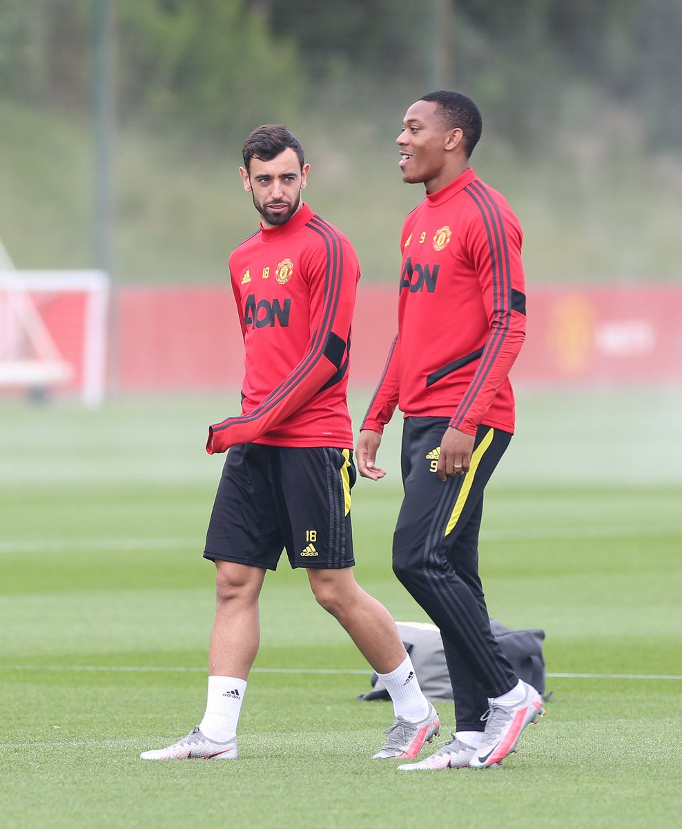 ManUtd_ID's tweet photo. Buwung apa tuh, Mar? 🙄 https://t.co/oUPiNjiWM8