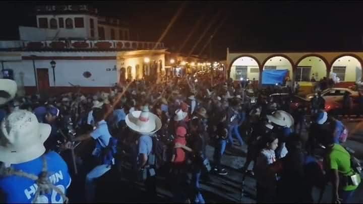 VialidadXalapa's tweet photo. Pues en Xico dicen que la fiesta patronal es más importante que cuidarse.
😞 https://t.co/NBCF66T1Qo