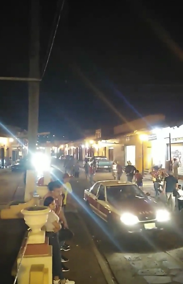 VialidadXalapa's tweet photo. Pues en Xico dicen que la fiesta patronal es más importante que cuidarse.
😞 https://t.co/NBCF66T1Qo