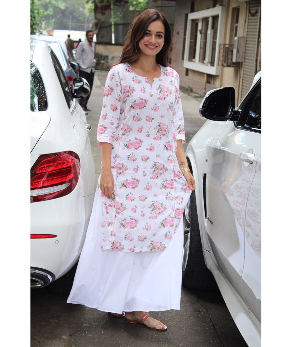RanjnaPune's tweet photo. Dia Mirza in a designer casual kurta set. She kept her accessories to a minimum, picking nothing but a gold cuff and diamond stud earrings. (Source: https://t.co/BkWJFGLR9V)
#diamirza #kurta #kurtaset #casualstyle #designerkurta #designerkurtaset #goldcuff #diamonstud #earrings https://t.co/BmeCEFvx70