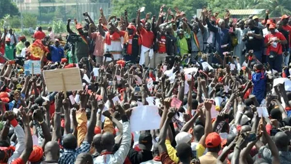 AEaglemedia's tweet photo. MALI: 4 dead, 20 wounded and 3 arrested as Bamako protests.
Police fired gunshots and tear gas in attempts to breakup protesters from occupying the state broadcasting house and parliament. https://t.co/jnZB1JB3ht