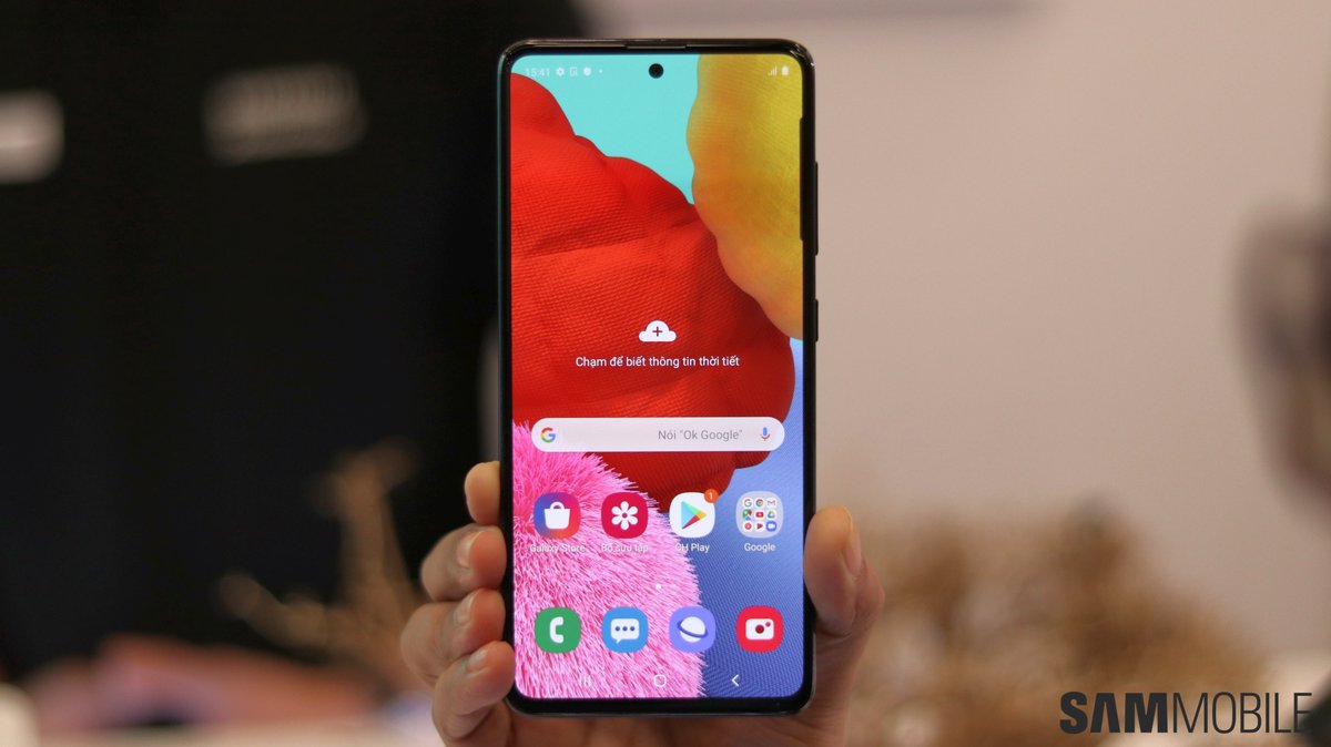 SamMobiles's tweet photo. The #GalaxyA51 comes with a 6.5-inch Infinity-O Super AMOLED Full HD+ display, with 1080×2400 pixel resolution and 20:9 aspect ratio. 🌄

 #A51 #galaxy #samsung #tech #technology https://t.co/x299CdEUKd