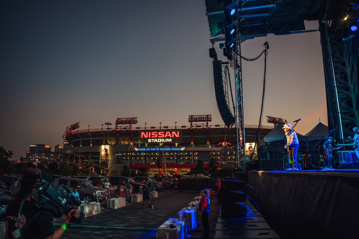 BradPaisley's tweet photo. Live music will live on. We will beat this virus. Thank you Nashville for being there for us tonight, and for letting us be there for you, in a strange new way. #nashvillestrong #livefromthedrivein https://t.co/itS5HYuxLq