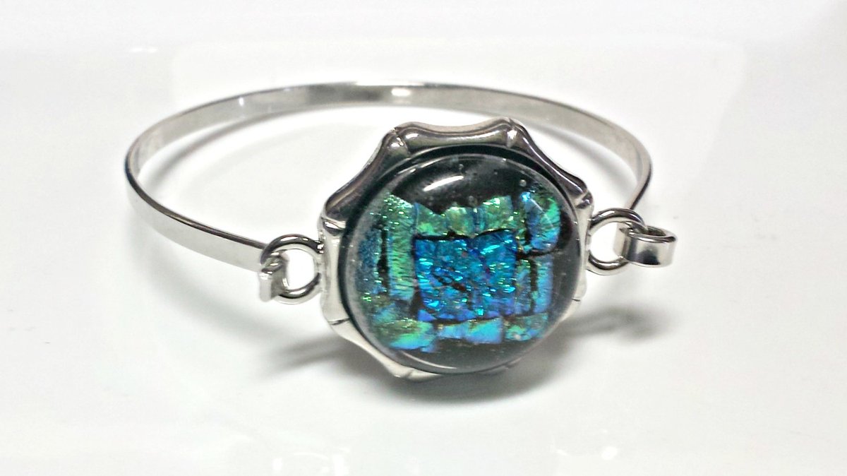 3fatesfiber's tweet photo. Who doesn't like a little bling? sharing the latest addition to my #etsy shop: Fused glass bracelet https://t.co/txYQBpHbyD #bracelet #fusedglass #glassfusion #threefatesfiber #alittlebling #fusedglassjewelry #etsyseller #etsygifts #etsyjewelry #etsyshop https://t.co/rkP6jUSxe6