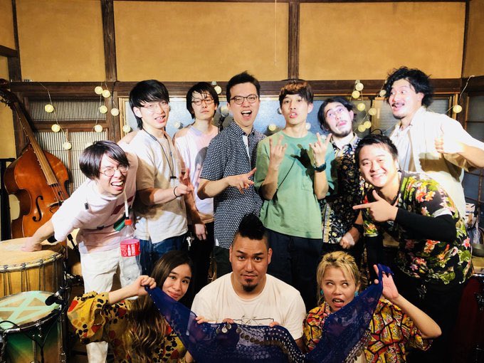 asami_dr's tweet photo. はれはれ!昨日はラセーニャスライブ配信どうもありがとうございました。
指揮をふったよ、これはなんだろう!メンバーついてきてくれてありがとう。
気になるあなたアーカイブでご覧ください..💙
↓↓
https://t.co/l8gzWeS0y6
#ラセーニャス #LIVEDELIVERY https://t.co/F5eJwFXUIq
