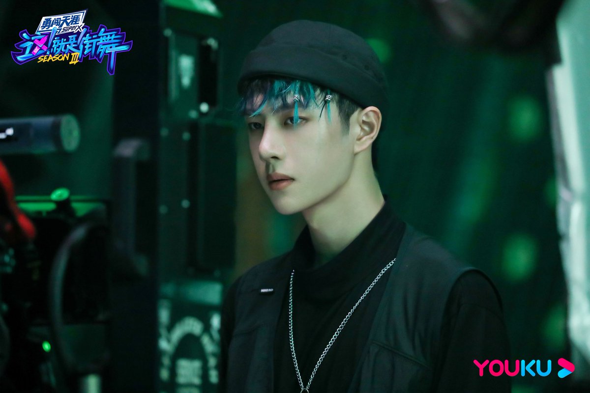 wangstory17's tweet photo. 200712 Street Dance weibo update

TIME📷
มีเพียงคุณเท่านั้นที่ทำมันได้กับแฟชั่นสุดคูล · หวังอี้ป๋อมาแล้ว!  สายถักเปียสีเขียวอมฟ้าพร้อมจี้เงินสีเทามันดูทั้งเท่ทั้งสง่างามได้แต่พูดประโยคนี้ซ้ำแล้วซ้ำอีก
Captian Yibo killing part!

#หวังอี้ป๋อ #王一博 #WangYibo https://t.co/nW2ibi2XII