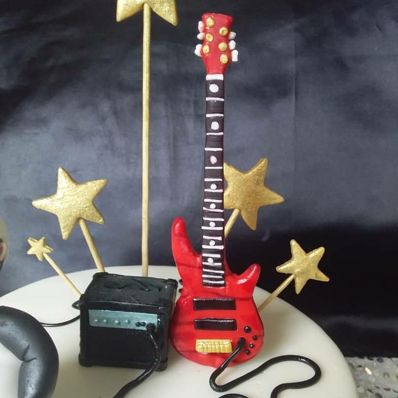 EPeluchesKids's tweet photo. Torta bajo musical #guaco #bassplayercake #tortamusical #musiccake #reposteriacreativa #talentovenezolano #fondant #fondantcake #bolos #tartas #reposteriacaracas #tortascaracas #tortasbaruta #tendencia2020 #tortasdecoradas #GuacoEsVenezuela https://t.co/gmMkPN6AHv