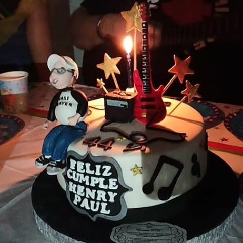 EPeluchesKids's tweet photo. Torta bajo musical #guaco #bassplayercake #tortamusical #musiccake #reposteriacreativa #talentovenezolano #fondant #fondantcake #bolos #tartas #reposteriacaracas #tortascaracas #tortasbaruta #tendencia2020 #tortasdecoradas #GuacoEsVenezuela https://t.co/gmMkPN6AHv