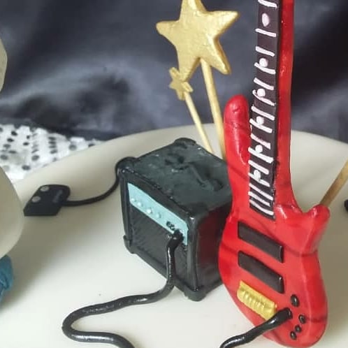 EPeluchesKids's tweet photo. Torta bajo musical #guaco #bassplayercake #tortamusical #musiccake #reposteriacreativa #talentovenezolano #fondant #fondantcake #bolos #tartas #reposteriacaracas #tortascaracas #tortasbaruta #tendencia2020 #tortasdecoradas #GuacoEsVenezuela https://t.co/gmMkPN6AHv
